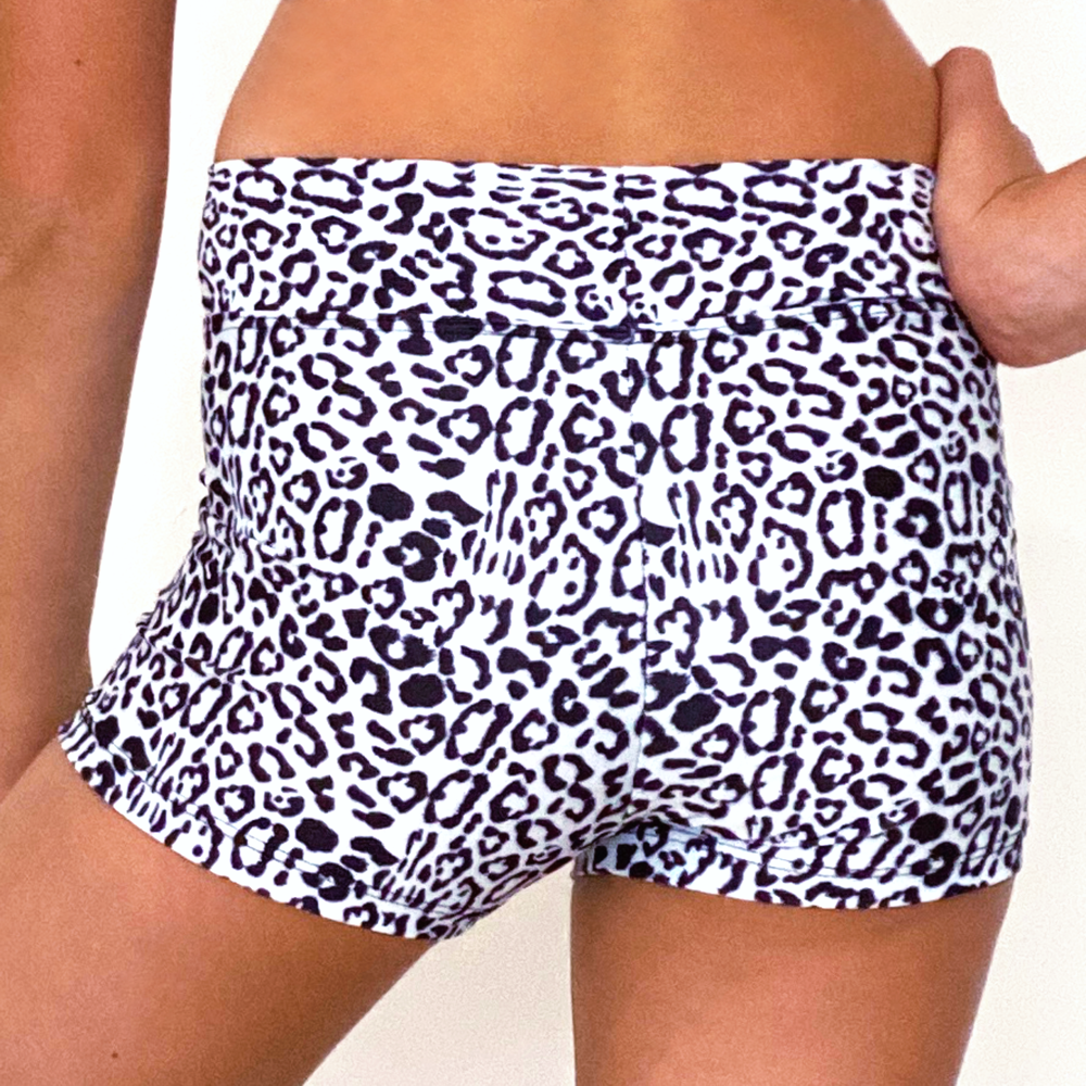 Kikx Hot Pants with High Waist in Leopard Print on White