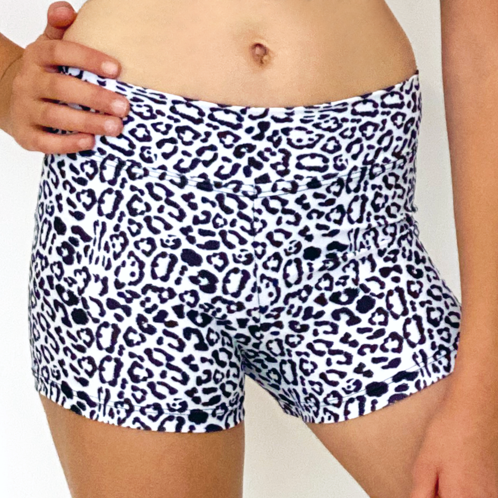 Kikx Hot Pants with High Waist in Leopard Print on White