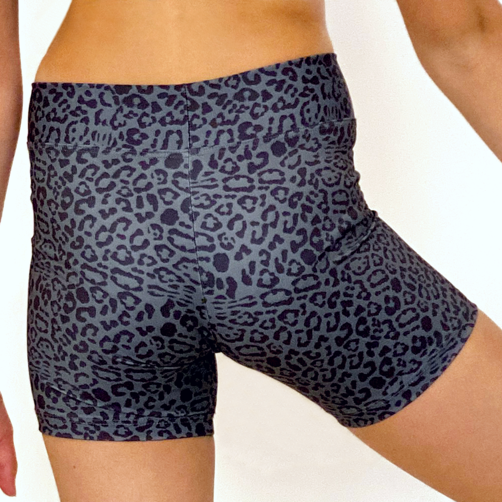 Kikx Mid Thigh Length Leggings with High Waist in Leopard Print on Dark Grey