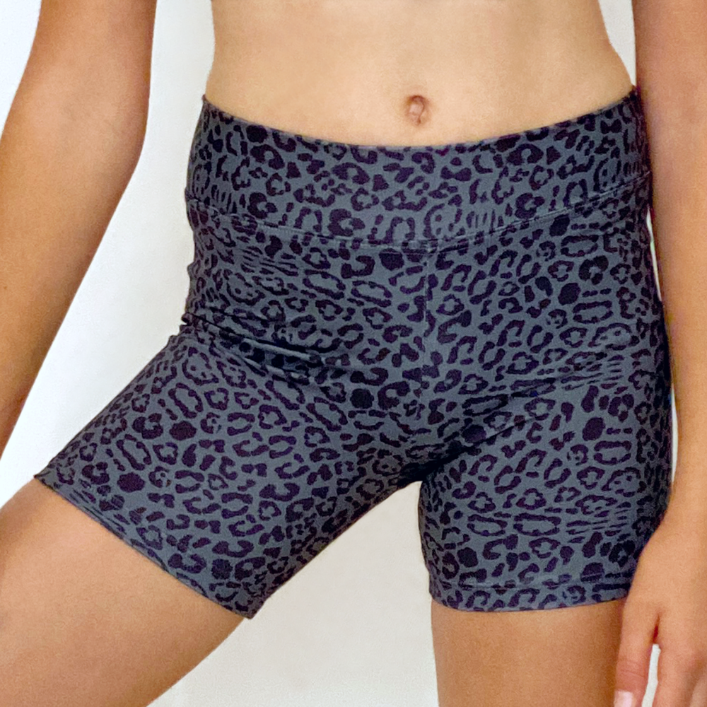 Kikx Mid Thigh Length Leggings with High Waist in Leopard Print on Dark Grey